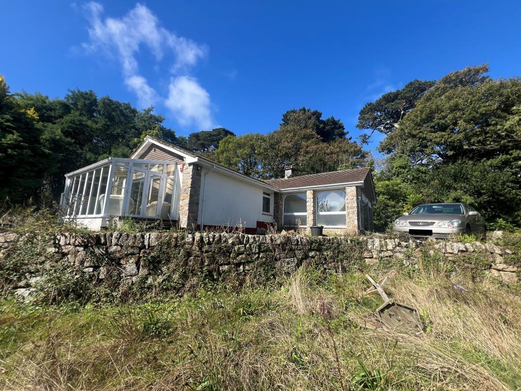 Lot: 146 - DETACHED FOUR-BEDROOM BUNGALOW WITH DOUBLE GARAGE AND GOOD SIZE GROUNDS FOR UPDATING - Front/side elevation